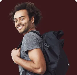 Jovem aluno com mochila nas costas