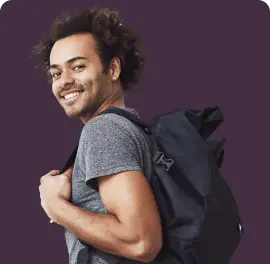 Jovem aluno com mochila nas costas