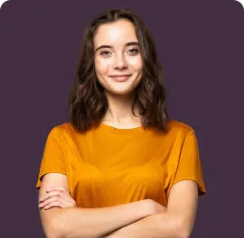 Mulher sorrindo de braços cruzados